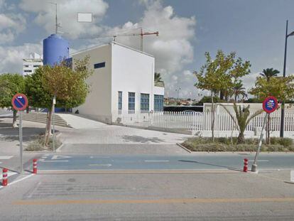 Una vista de la fachada de la comisar&iacute;a de Calpe. en la provincia de Alicante.
