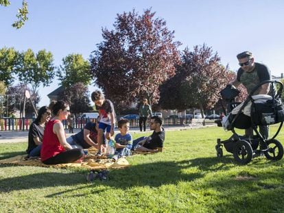 Una familia disfruta del buen tiempo en un parque de Boadilla del Monte. 