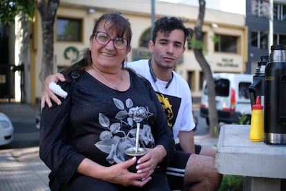 Alicia y su nieto, también mileísta.