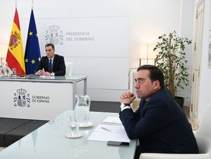 Pedro Sánchez y José Manuel Albares (a la derecha), participan en la reunión telemática del Consejo Europeo, el martes.