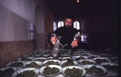  El monje Simono Petras condimenta con aceite los platos de verdura cocida, alimento b&aacute;sico en la dieta de los monasterios 