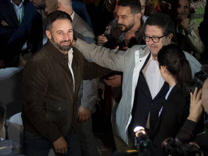El presidente de VOX, Santiago Abascal y el líder andaluz del partido, Francisco Serrano, en un mitin en Dos Hermanas, Sevilla.