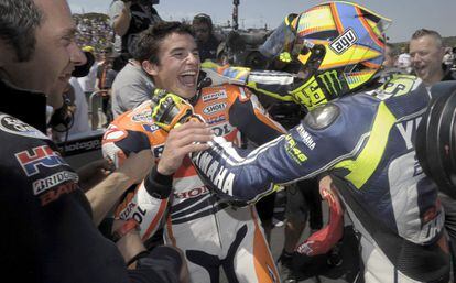 Valentino Rossi bromea con Márquez en el GP de Laguna Seca, donde el debutante volvió a ser primero y el italiano tercero.