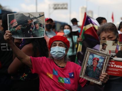 Cientos de personas participan en la marcha conmemorativa del 4 de febrero de 1992, cuando se llevó a cabo un fallido golpe de Estado en Venezuela.