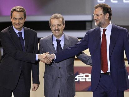 José Luis Rodríguez Zapatero y Mariano Rajoy flanquean a Manuel Campo Vidal, moderador del primer debate televisado, que se celebró el pasado 25 de febrero.