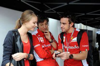 La modelo y Fernando Alonso en el Gran Premio de Brasil.