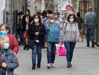Varias personas con mascarilla caminan por la calle de Viveiro (Lugo), el martes.