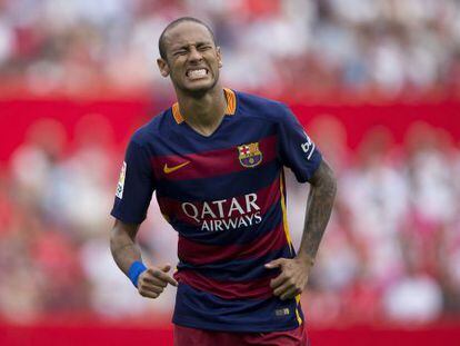 Neymar se lamenta de una ocasi&oacute;n fallida ante el Sevilla.