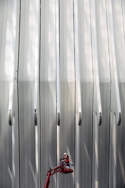 Un operario trabaja en la obras de construcción del futuro espacio CaixaForum Valencia.