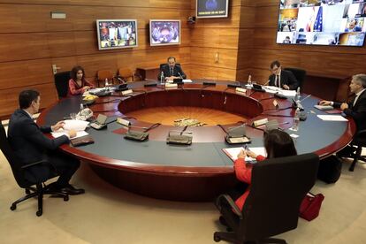 El presidente del Gobierno, Pedro Sánchez preside el Consejo de Ministros Extraordinario celebrado en Moncloa el 11 de abril.