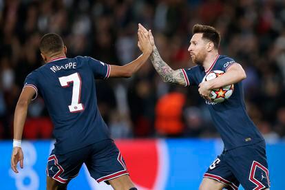 Messi celebra con Mbappé uno de sus dos goles ante el Leipzig
