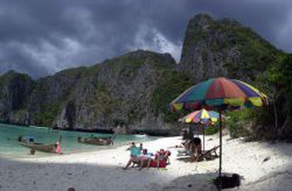 Turistas en una playa de Tailandia.