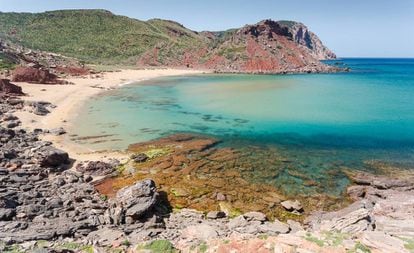 Entre Ciutadella y Ferreries, en Menorca, se encuentra Cala Pilar, una playa virgen rodeada por las colinas de Marina de Santa Elisabet.