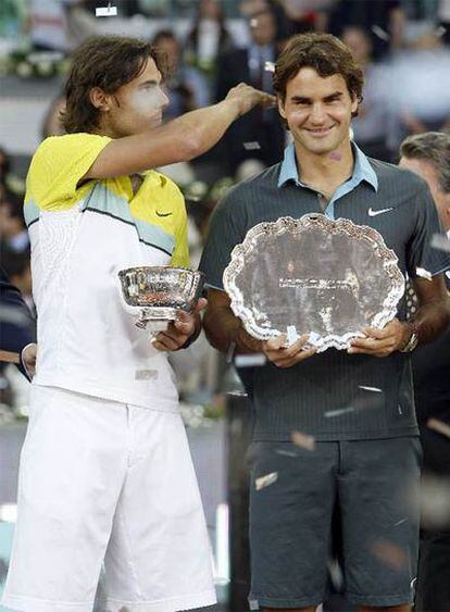 Rafael Nadal y Roger Federer, con los trofeos del Abierto de Madrid.