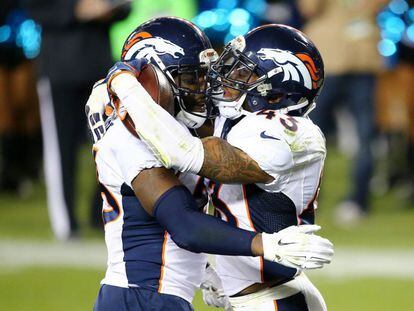 Stewart y Ward de los Broncos celebran durante el partido