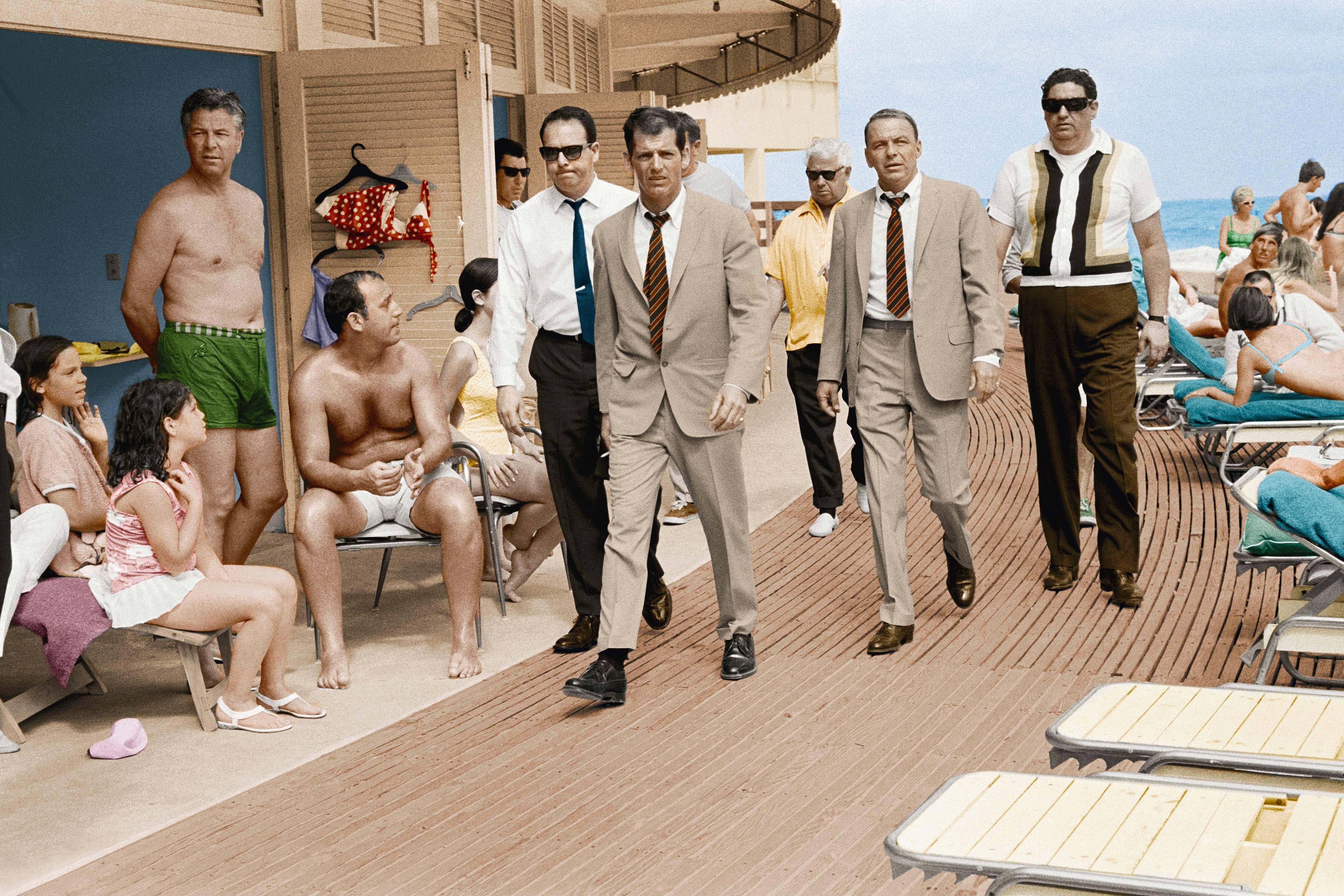 Frank Sinatra, con su doble y sus guardaespaldas, durante un descanso de 'La mujer de cemento', en Miami Beach en 1968. 