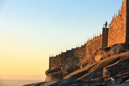 Un hombre disfruta de la panorámica desde lo alto del castillo de Linhares da Beira.