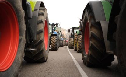 Dos filas de tractores recorren las calles de Toledo, durante la manifestación de agricultores y ganaderos de este martes.