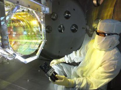 Un trabajador comprueba el funcionamiento del instrumento LIGO.