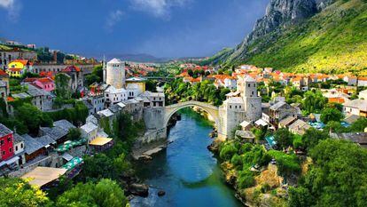 El puente Stari Most es el monumento más emblemático de Mostar, en Bosnia y Herzegovina.