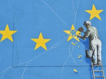 Un mural de Banksy con motivo del Brexit en Dover Reino Unido.