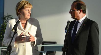 El presidente franc&eacute;s, Fran&ccedil;ois Hollande, y la canciller alemana, Angela Merkel, hoy en Berl&iacute;n.