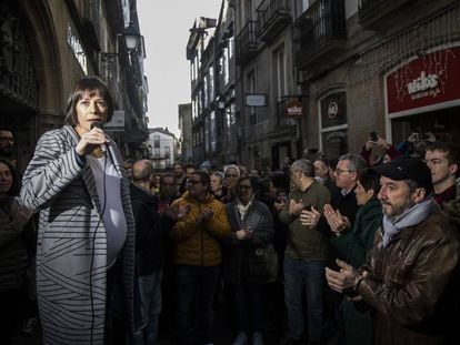 Ana Pontón se dirige a los simpatizantes que no lograron entrar en el auditorio lleno de Abanca en Santiago.