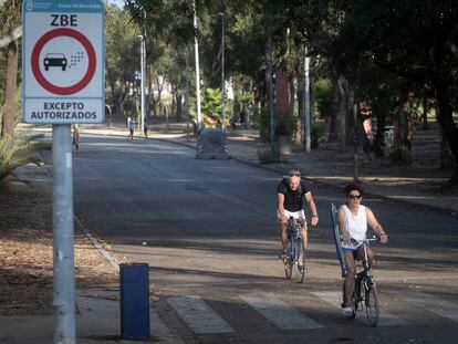 Un hombre y una mujer circulan en bicicleta por la nueva zona de bajas emisiones de La Línea de la Concepción (Cádiz).