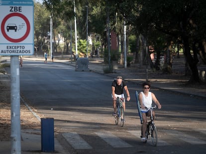 Un hombre y una mujer circulan en bicicleta por la nueva zona de bajas emisiones de La Línea de la Concepción (Cádiz).