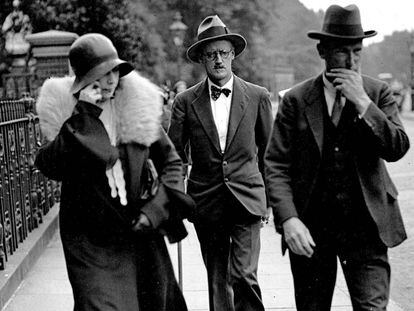 James Joyce (centro) el día de su boda con Nora Barnacle, en Londres en 1931.