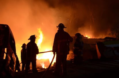 Bomberos intentan apagar un incendio en unas viviendas tras la explosión de un camión cisterna cargado con gas, en el municipio de Ecatepec, México DF.