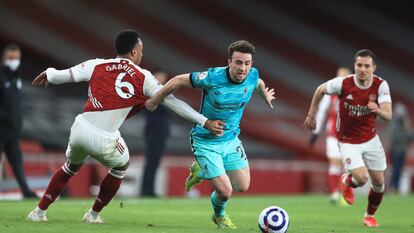 Diogo Jota se va de Gabriel Magalhaes.