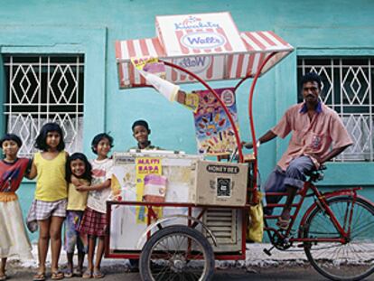 Un vendedor de helados rodeado de niños en Panaji (Goa).