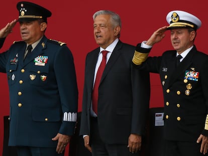 El secretario de la Defensa, Crescencio Sandoval, el presidente de México, Andrés Manuel López Obrador y el secretario de la marina, José Rafael Ojeda, en el aeropuerto de Santa Lucía, en 2019.