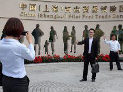 Un grupo de personas haci&eacute;ndose fotos en la zona de Shangh&aacute;i que se abrir&aacute; al libre comercio.