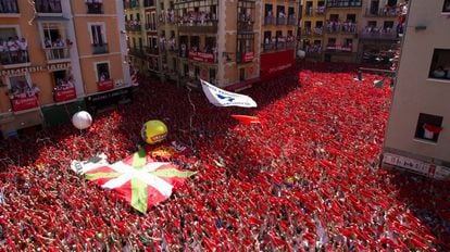 Lanzamiento del chupinazo desde el Ayuntamiento de Pamplona.