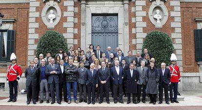 El alcalde de Barcelona, Jordi Hereu (en la primera fila, sexto por la izquierda), entre Javier Godó e Ignacio de Polanco, durante la recepción a los premiados, ayer en Barcelona.