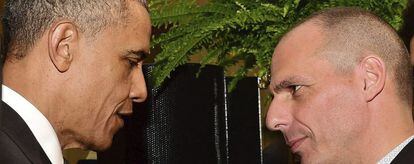  El presidente estadounidense, Barack Obama, conversa con el ministro griego de Finanzas, Yanis Varufakis, durante una recepci&oacute;n en la Casa Blanca