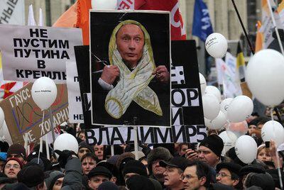 Cartel de Putin recubierto con un condón, el sábado en la manifestación de Moscú.