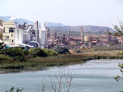 La empresa Erkimia junto al pantano de Flix (Tarragona), donde se acumulan los residuos tóxicos.