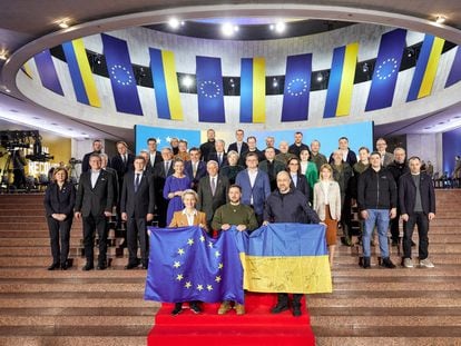 Foto de familia de la cumbre de la Comisión Europea y Ucrania, celebrada en Kiev el 2 de febrero de 2023.