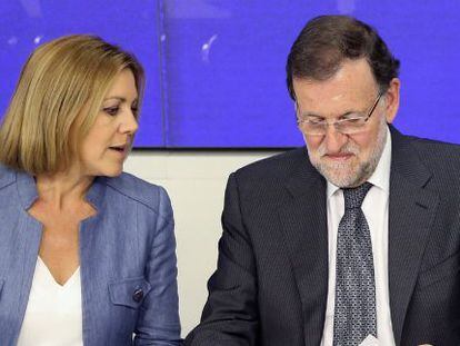 El presidente del Gobierno y del PP, Mariano Rajoy, junto a la secretaria general, Mar&iacute;a Dolores de Cospedal.