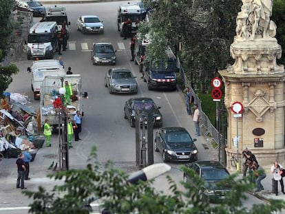 Salida de los coches oficiales con los que el presidente de la Generalitat y diversos diputados abandonaron el Parlament en el cerco de 2011.
