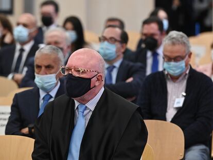 El comisario jubilado José Manuel Villarejo (en el centro) se sienta en el banquillo de los acusados, este miércoles, en la sede de la Audiencia Nacional de San Fernando de Henares (Madrid).