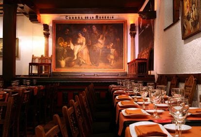 El escenario del Corral de la Morería, con el cuadro de Juan Barba, Pelando la pava, presidiéndolo. Un templo del flamenco.