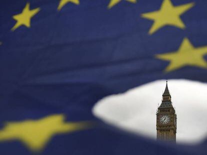 El Big Ben (Londres) visto por un roto en una bandera de la Uni&oacute;n Europea.