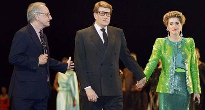 Pierre Berge, Yves Saint-Laurent, y la actriz Catherine Deneuve, en 1992.