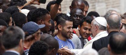El papa Francisco saluda a refugiados en un convento de Roma. 