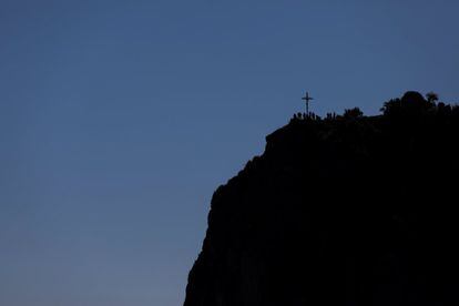 La cruz de San Miguel, en los alrededores de la abadía de Montserrat, en la provincia de Barcelona, donde Miguel Hurtado asegura que sufrió los abusos de un monje benedictino. La imagen fue tomada el pasado 3 de febrero. Hurtado tenía solo 16 años y cuenta que para él lo peor no fueron los abusos, "sino que la Iglesia lo encubrió".