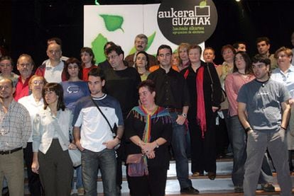 La lista de Aukera Guztiak a las autonómicas de 2005 (en la foto, sus promotores) fue anulada, pero Batasuna <i>logró</i> nueve escaños con el PCTV.